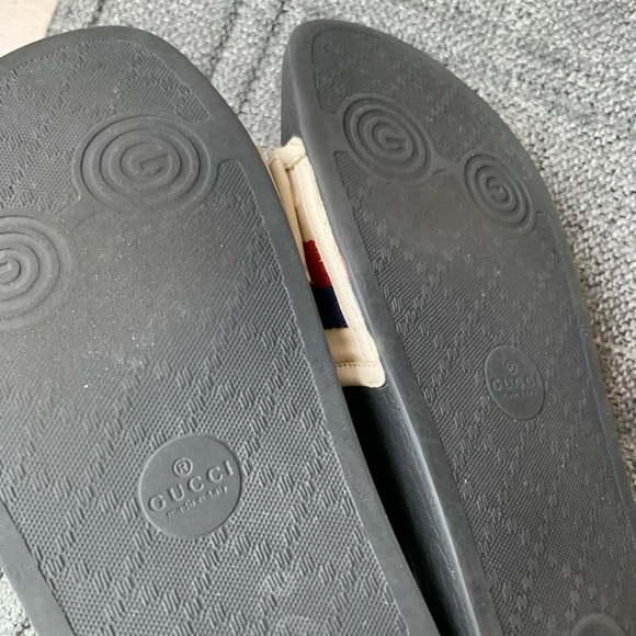 Gucci slides that have lots of life still. Needs a little cleaning. - Picture 4 of 7